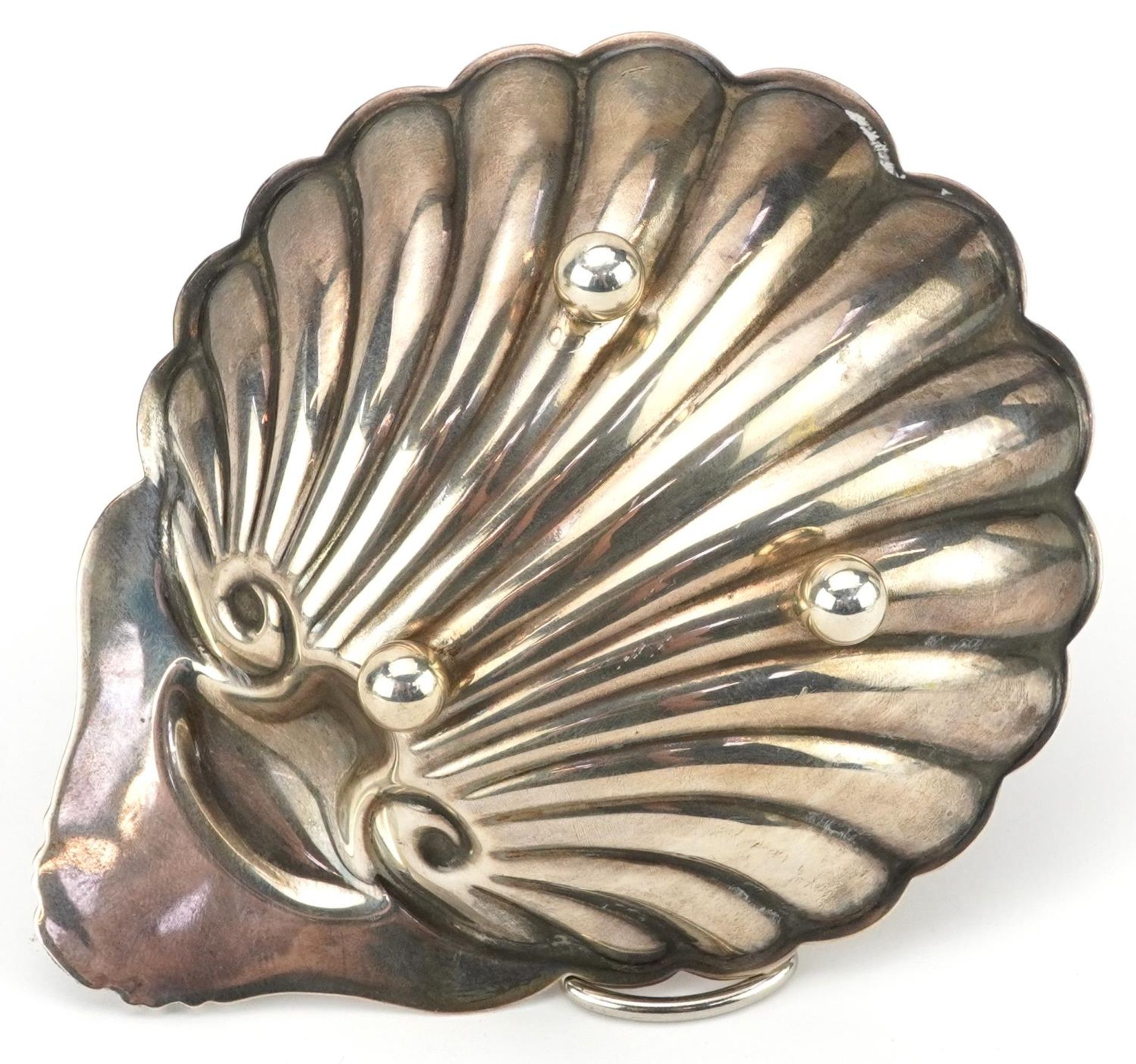 Edwardian and later silver objects comprising five napkin rings, butter knife and shell shaped - Bild 8 aus 8