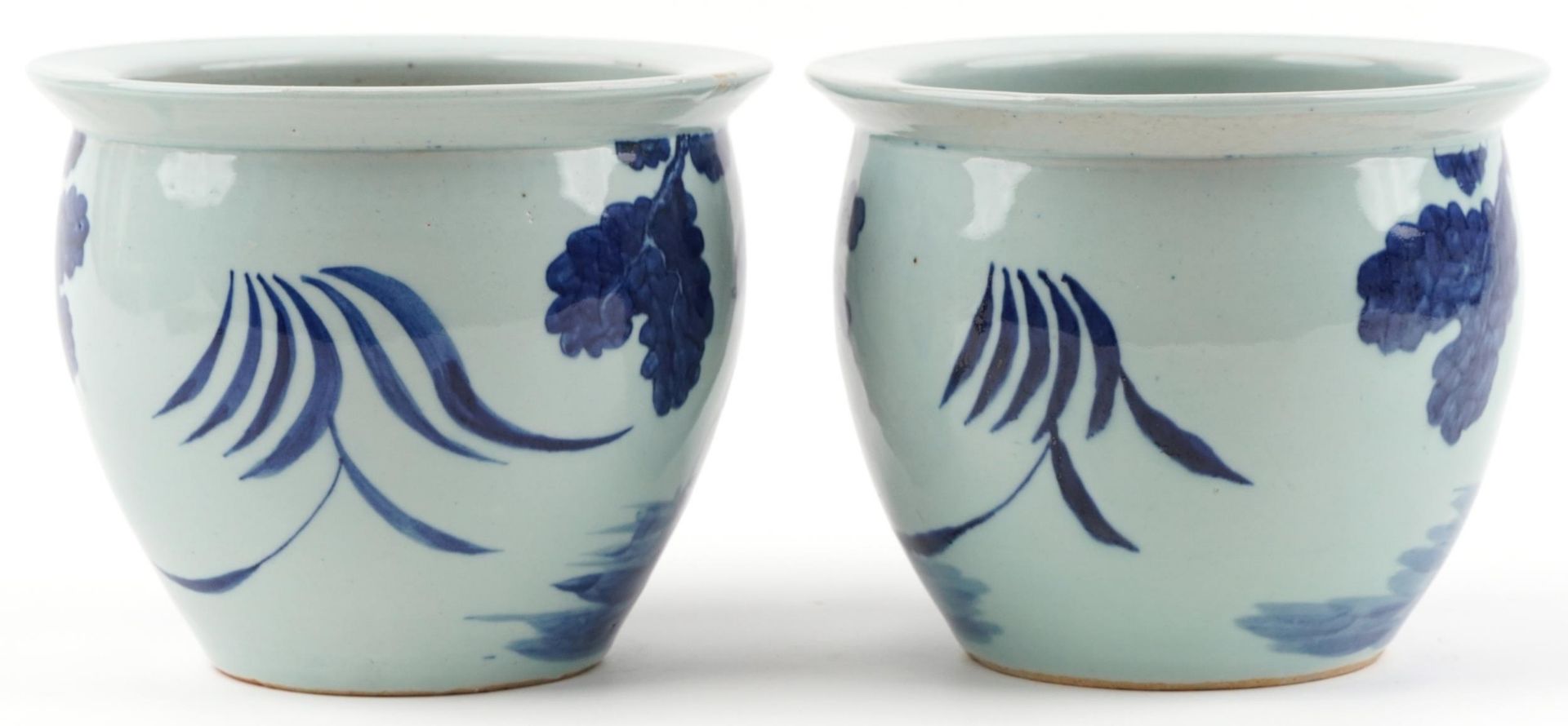 Pair of Chinese blue and white porcelain jardinieres painted with children playing in a palace - Bild 3 aus 6