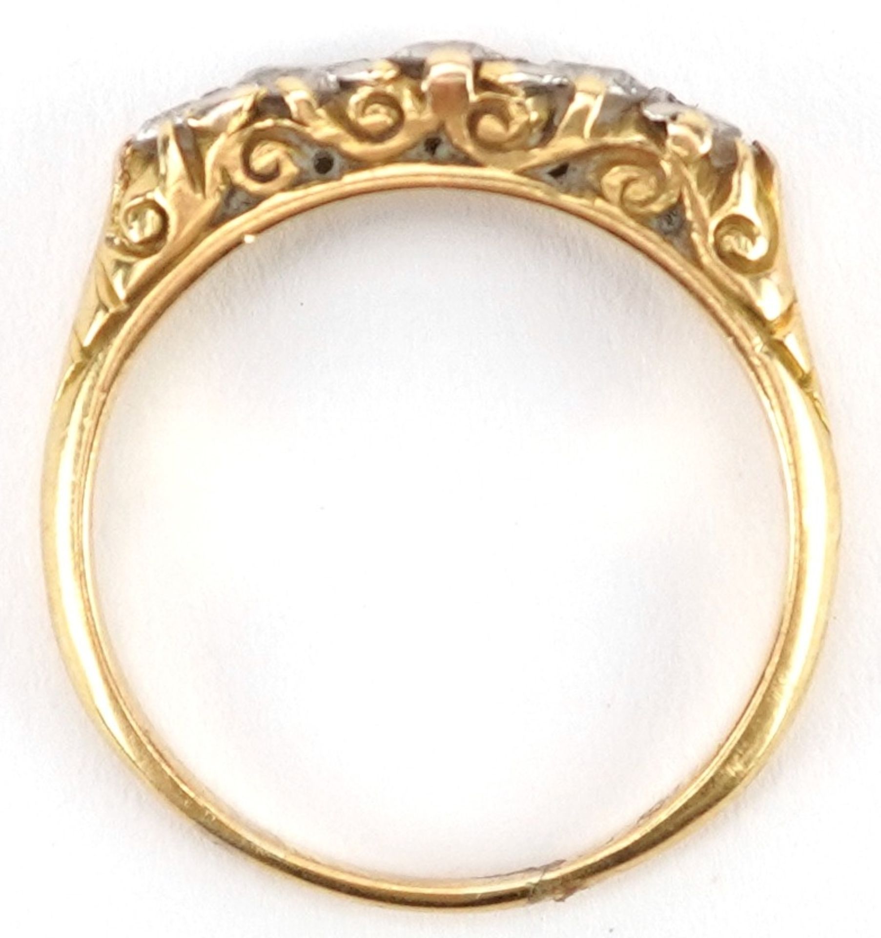 18ct gold graduated diamond five stone ring with ornate setting, total diamond weight - Bild 3 aus 4