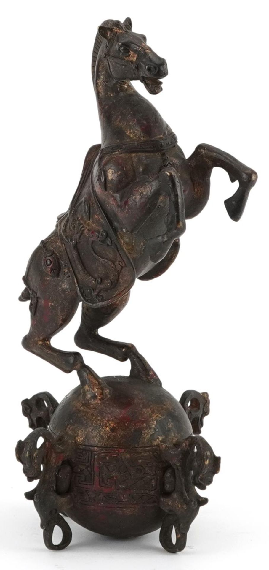 Chinese partially gilt and red lacquered bronze of a rearing horse, 22.5cm high - Bild 2 aus 8