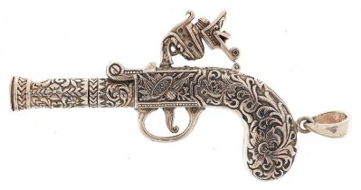 Sterling silver whistle pendant in the form of a flintlock pistol, 7cm in length, 22.6g