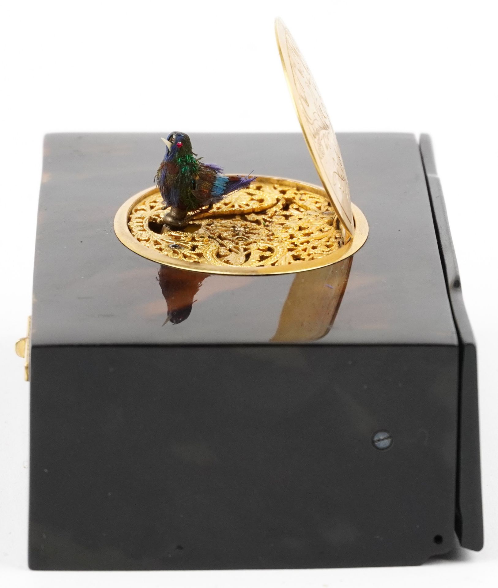 19th century Swiss faux tortoiseshell automaton bird box with unmarked silver gilt hinged lid - Image 5 of 11