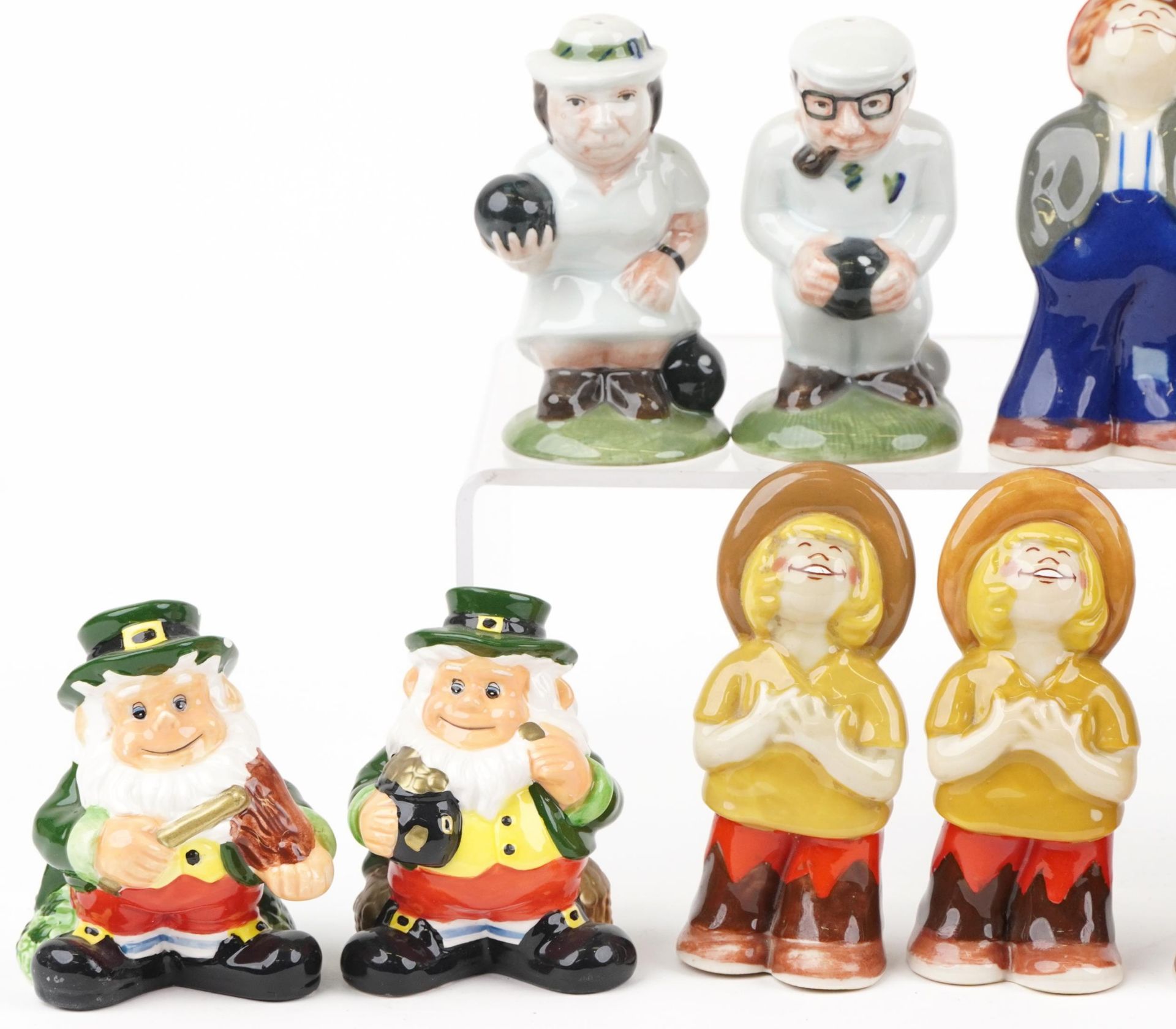 Thirteen novelty porcelain figural casters including seven Wade examples, the largest 12cm high - Bild 2 aus 4