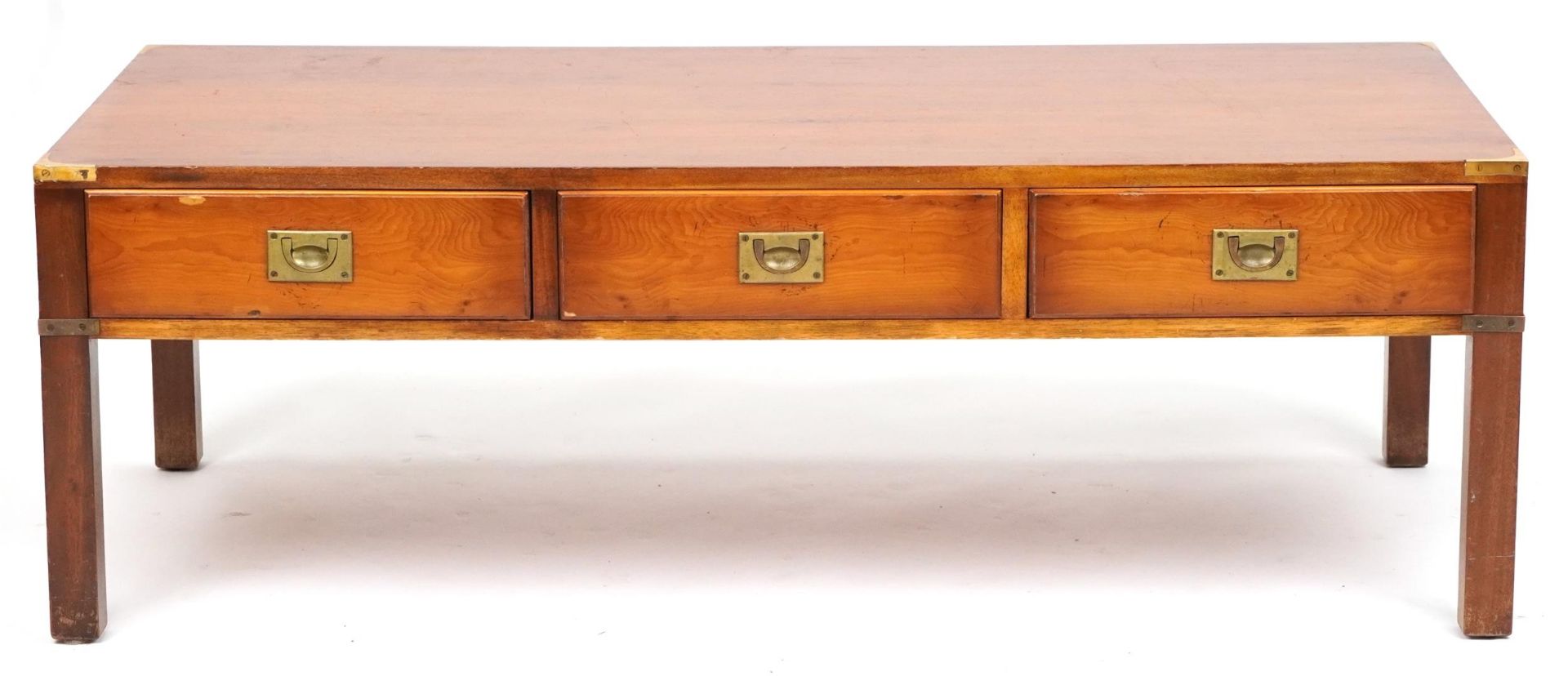 Military interest yew wood campaign style coffee table with three frieze drawers and brass mounts, - Bild 4 aus 4