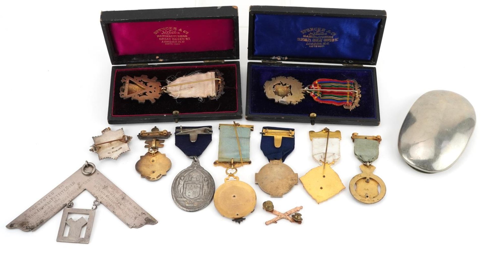 Masonic regalia, some silver and enamel, including a 19th century oval white metal snuff box - Bild 4 aus 4