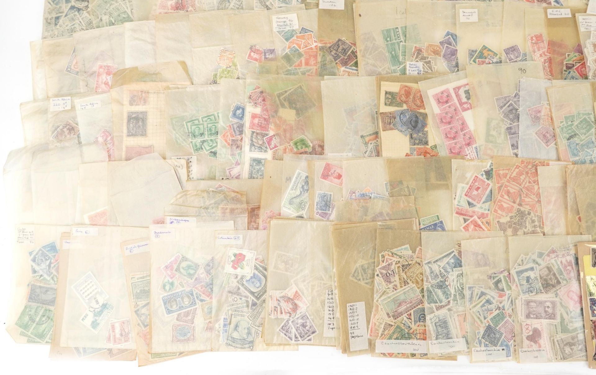 Extensive collection of British and world stamps, predominantly arranged on sheets, including China - Bild 5 aus 14