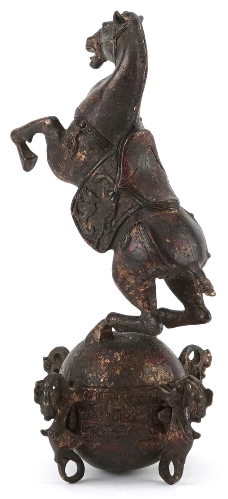 Chinese partially gilt and red lacquered bronze of a rearing horse, 22.5cm high - Bild 4 aus 8