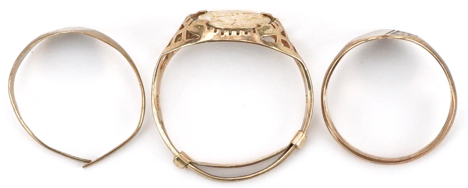 Three 9ct gold rings comprising two signet rings and a St George ring, the largest size J, total 2. - Image 3 of 6