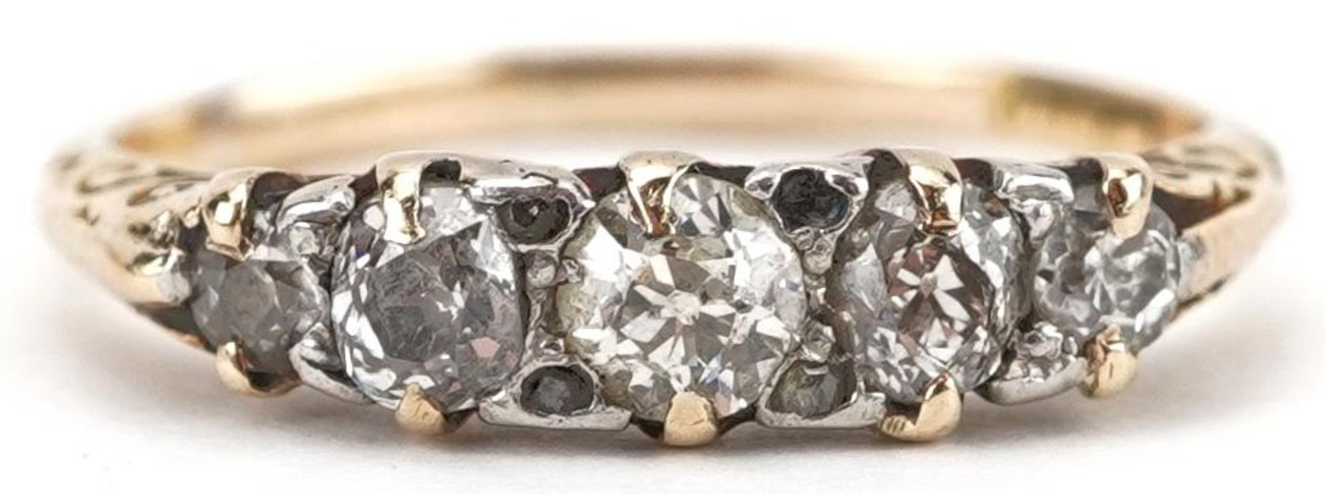 Antique gold graduated diamond five stone ring, the largest diamond approximately 0.20 carat, size