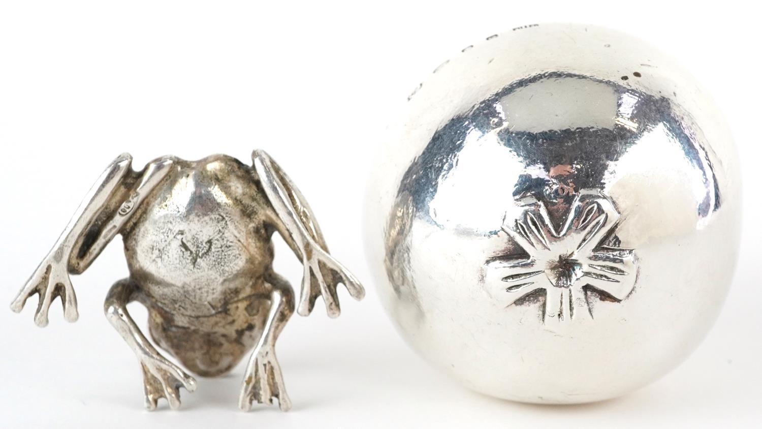 Silver model of a seated frog and a silver filled model of a pome fruit, the largest 7.5cm high, - Image 4 of 5