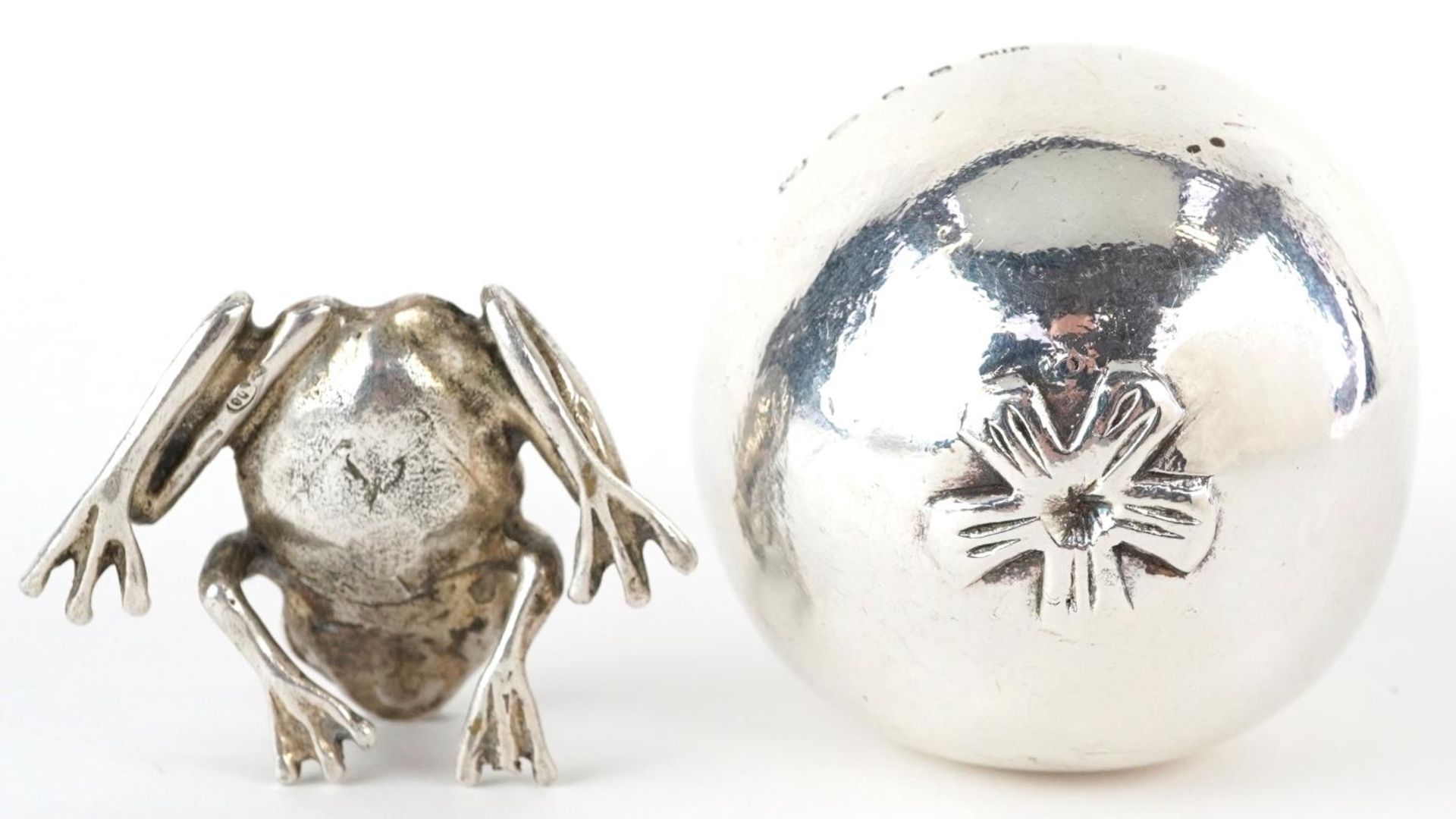 Silver model of a seated frog and a silver filled model of a pome fruit, the largest 7.5cm high, - Bild 4 aus 5