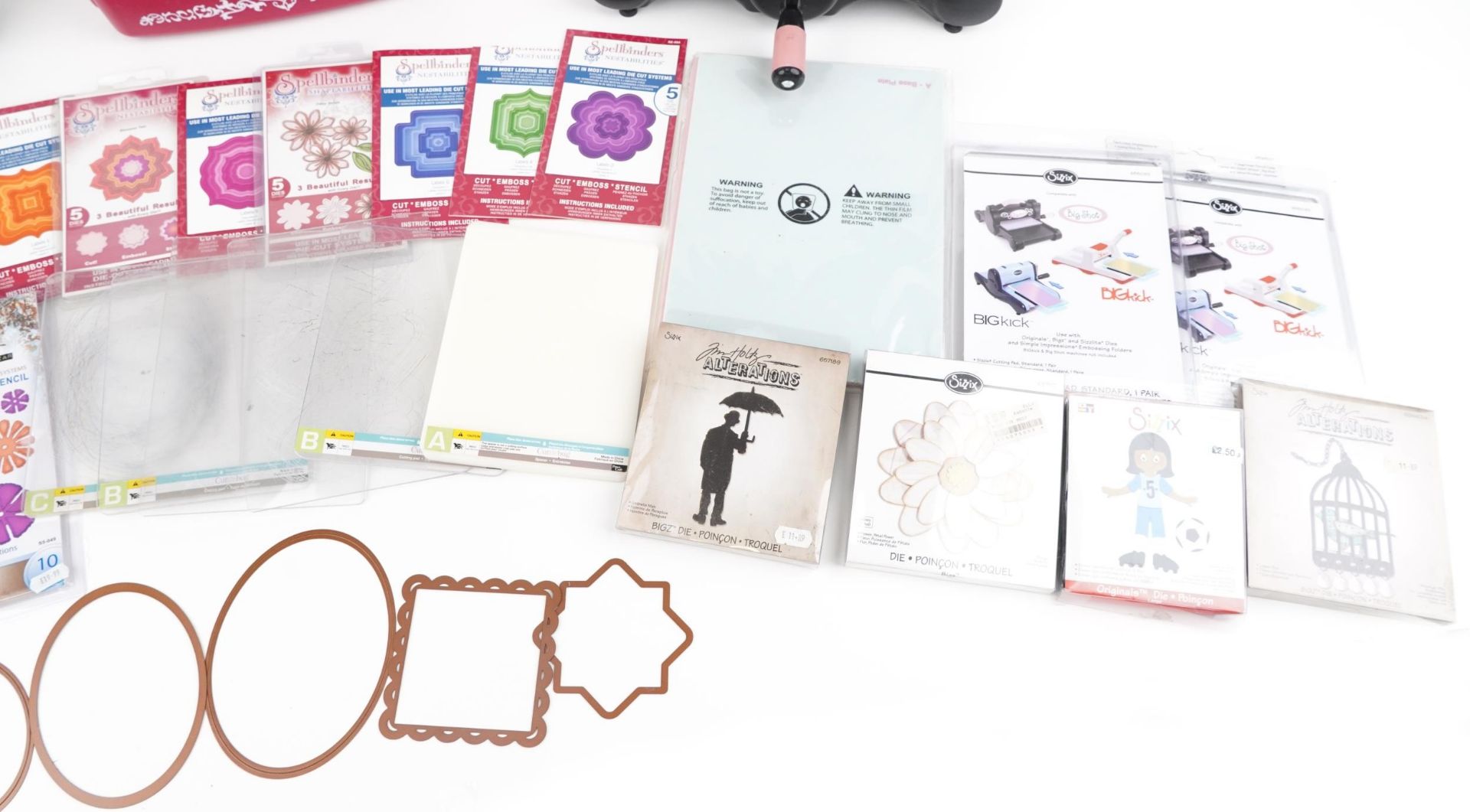 Craft making accessories including Spellbinders Grand Calibre die cutting and embossing system and a - Bild 5 aus 5