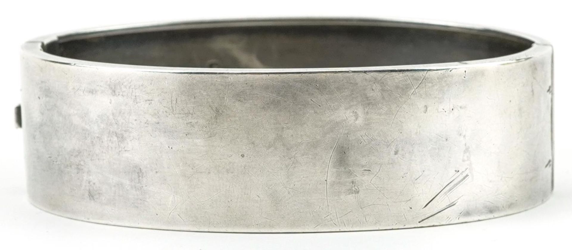 Victorian aesthetic silver engraved hinged bangle, Birmingham 1883, 6.5cm wide, 21.2g - Bild 2 aus 4