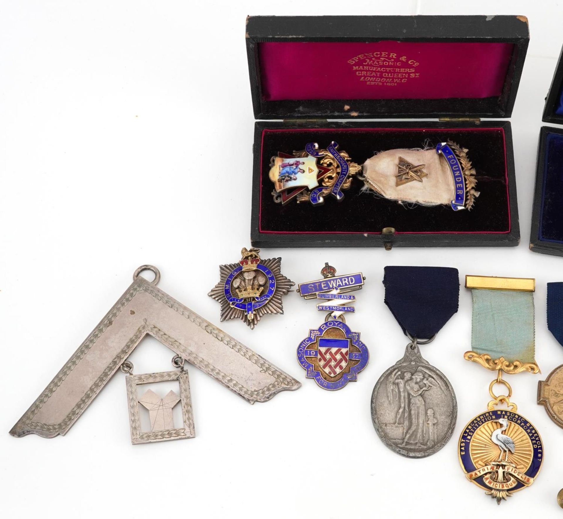 Masonic regalia, some silver and enamel, including a 19th century oval white metal snuff box - Bild 2 aus 4