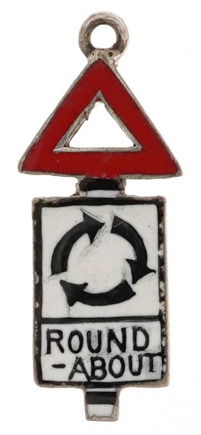 18ct white gold and enamel charm in the form of a roundabout traffic road sign, 1.6cm high, 0.9g