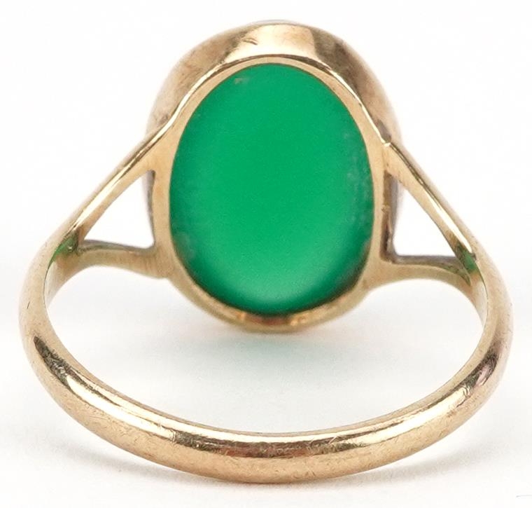 9ct gold Chinese cabochon green jade ring with split shoulders, size O, 2.8g - Image 2 of 4