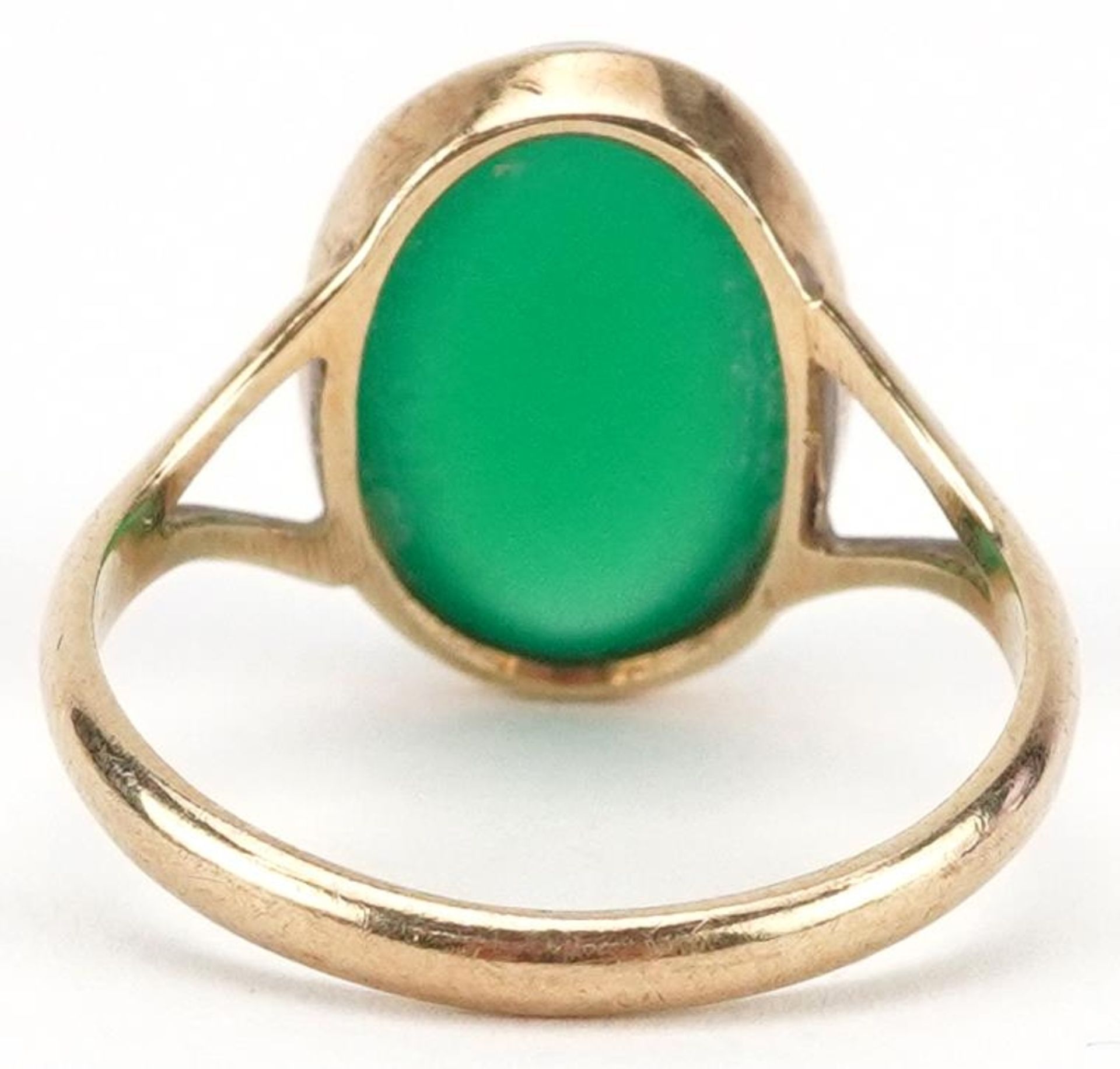 9ct gold Chinese cabochon green jade ring with split shoulders, size O, 2.8g - Bild 2 aus 4