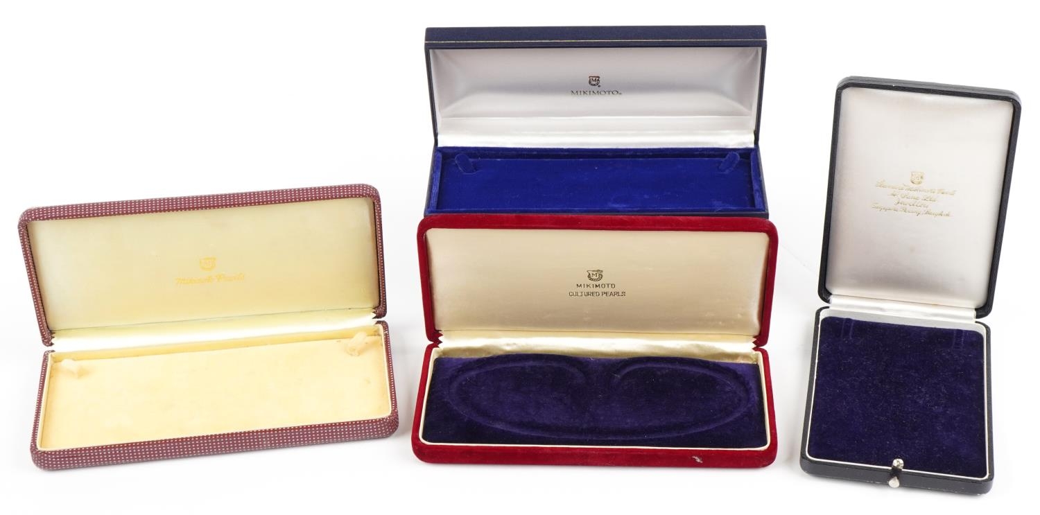 Four Mikimoto pearl jewellery boxes and two leaflets, the largest 20.5cm in length - Bild 2 aus 3