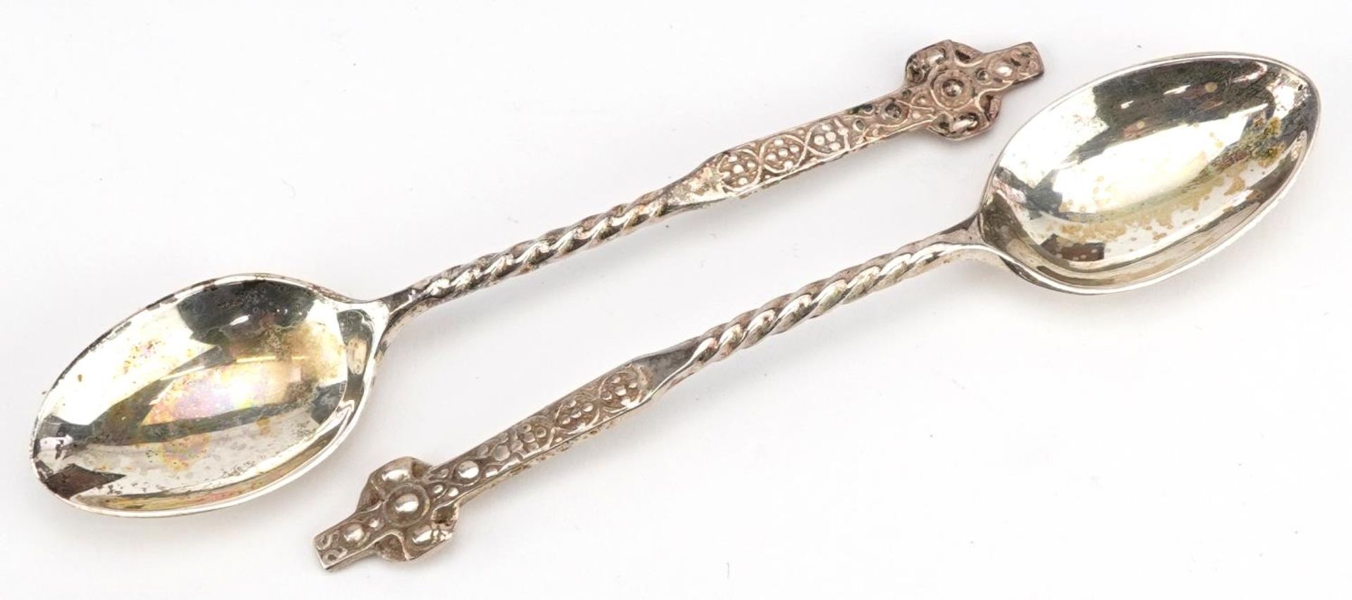 W H Darby & Sons Ltd, set of six Elizabeth II Celtic cross design silver teaspoons housed in a - Bild 3 aus 6