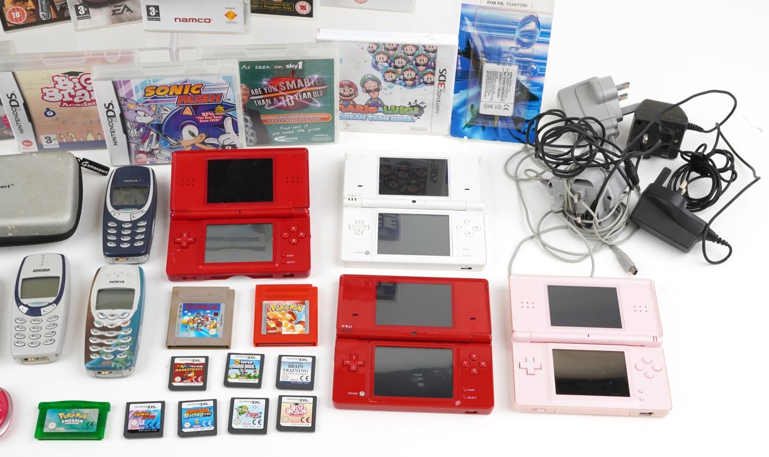 Vintage and later mobile phones and handheld games consoles including Nintendo DS Lite, Nintendo DS, - Image 5 of 5