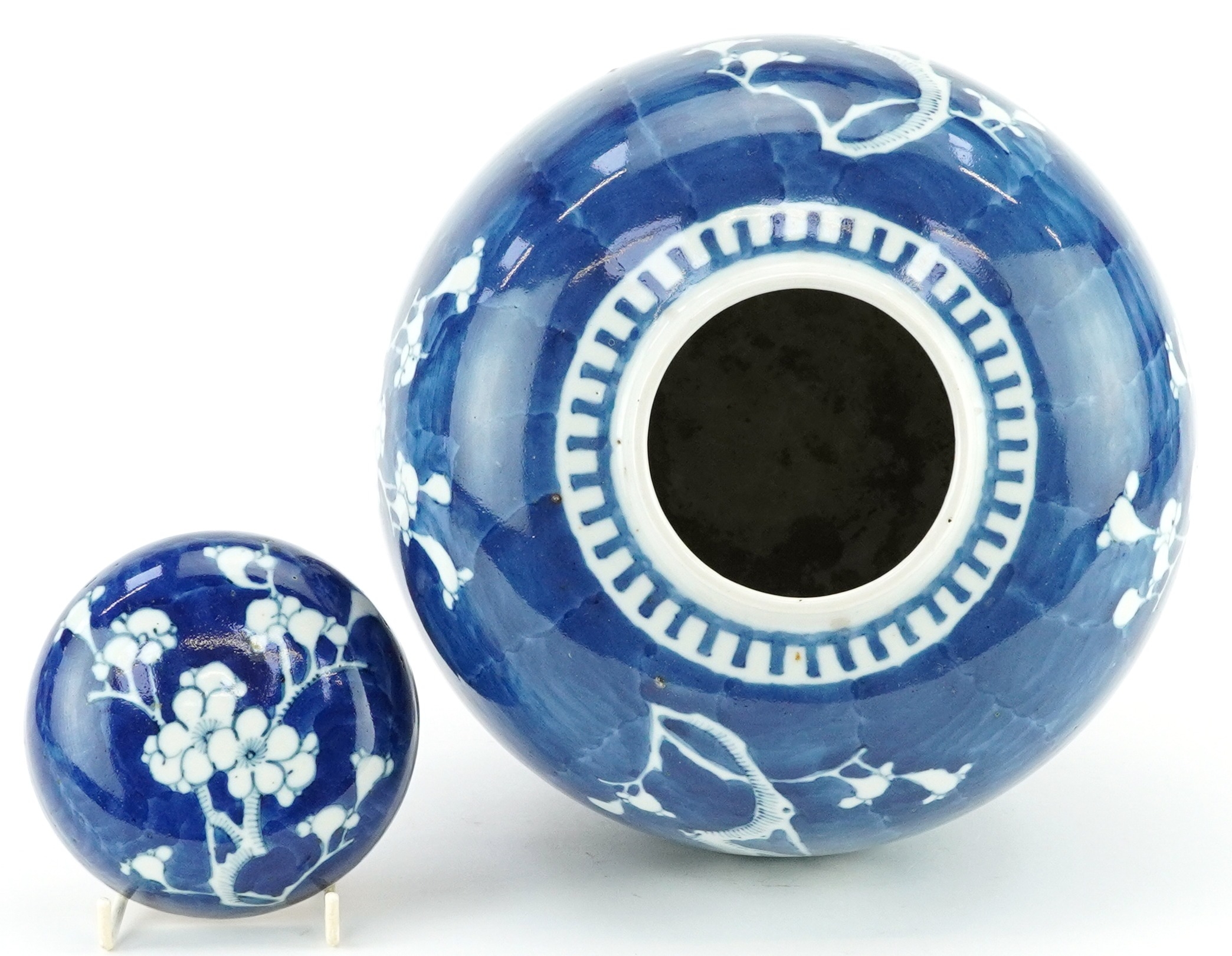 Large Chinese blue and white porcelain ginger jar and cover hand painted with prunus flowers, Kangxi - Image 5 of 6
