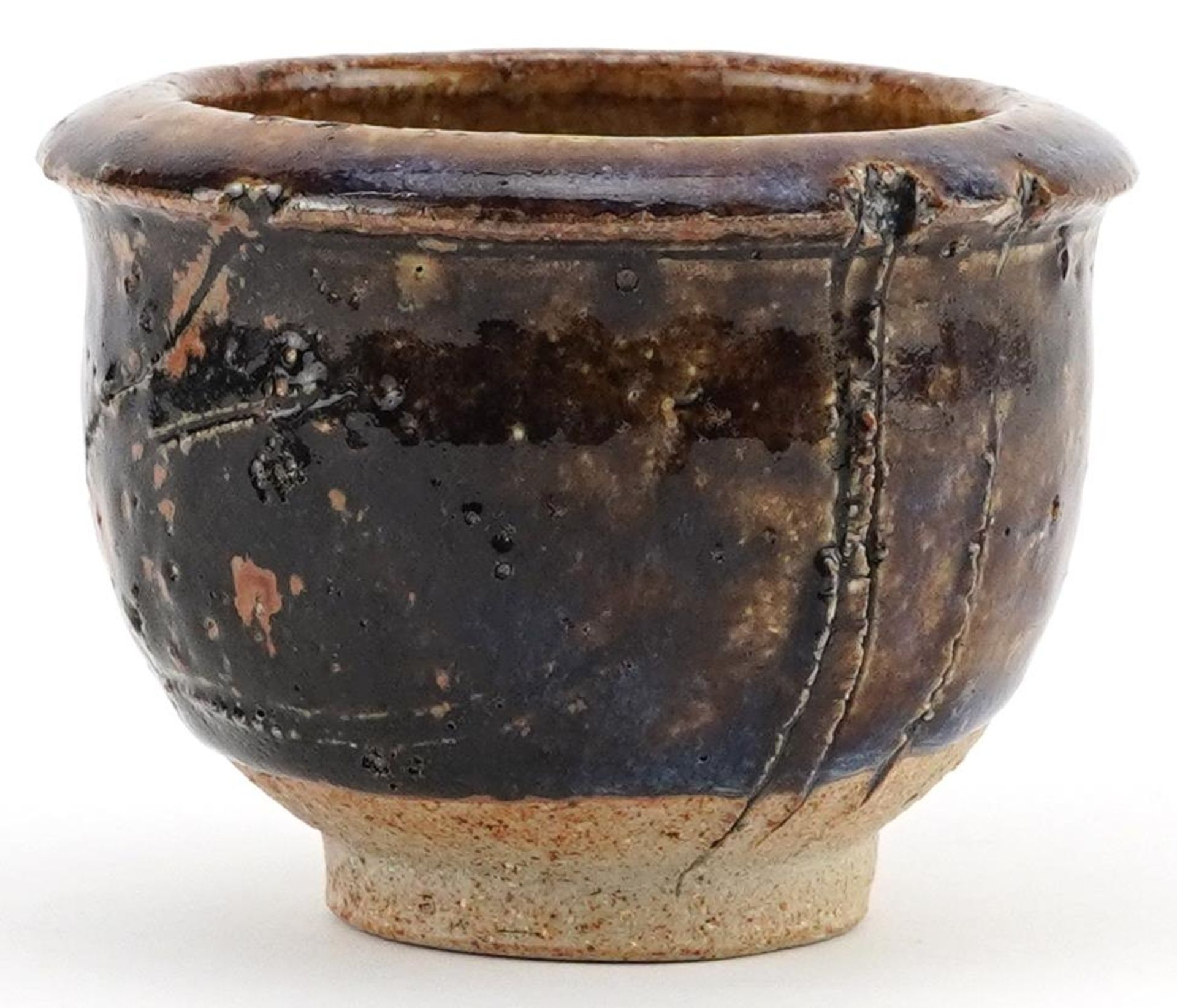 Japanese studio pottery Yunomi tea bowl having a purply brown glaze, 8.5cm in diameter - Bild 2 aus 6