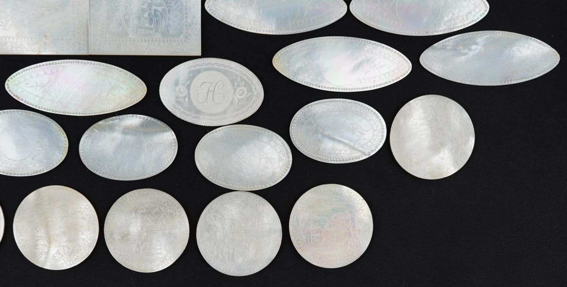 Good collection of Chinese Canton mother of pearl gaming counters, each carved with figures and - Bild 9 aus 24