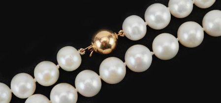 Cultured pearl necklace with 9ct gold ball clasp, each pearl approximately 9mm in diameter,