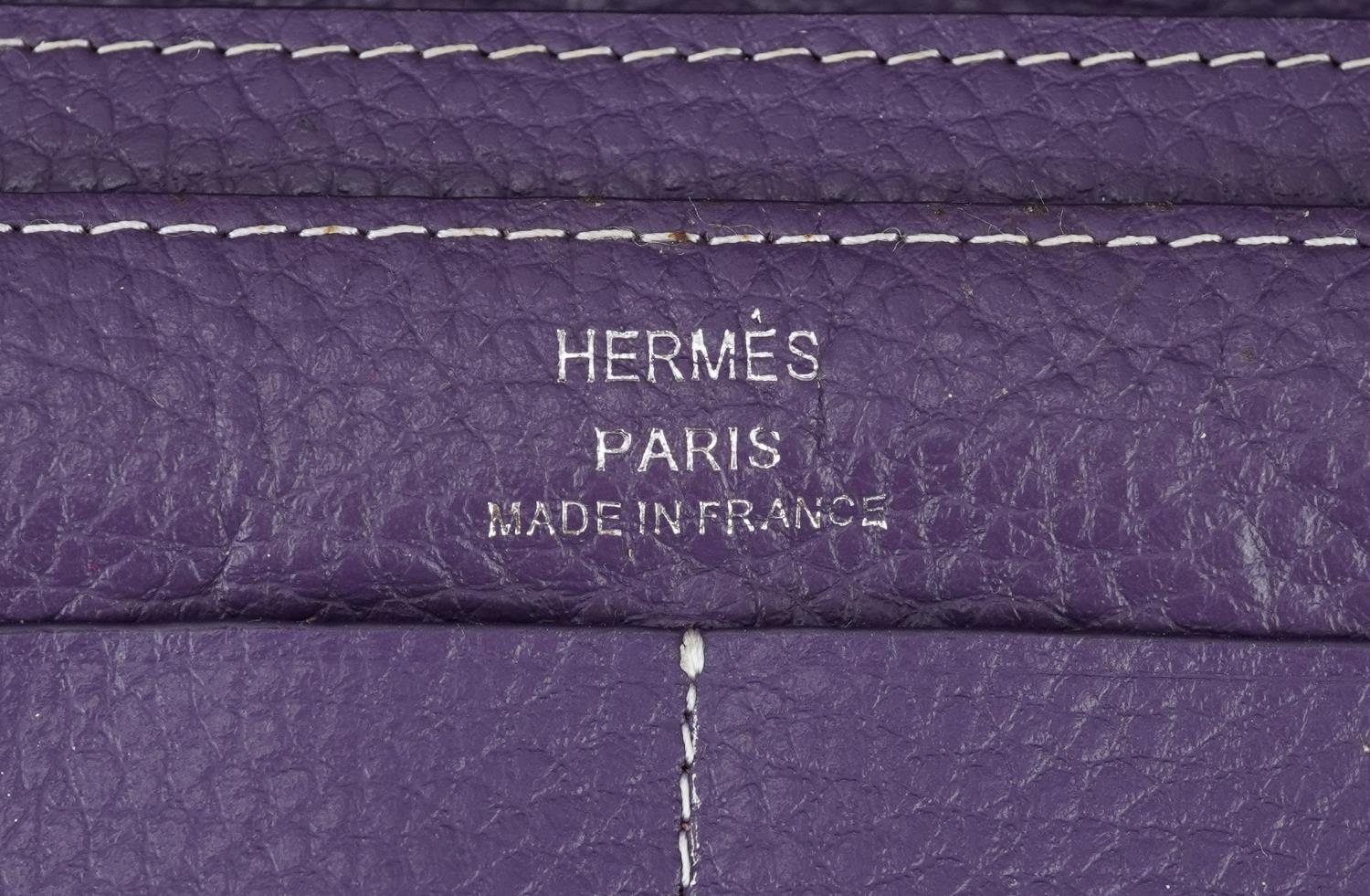Hermes, French purple leather clutch purse with cardholder, dust bag and box, the clutch bag 19. - Image 5 of 6