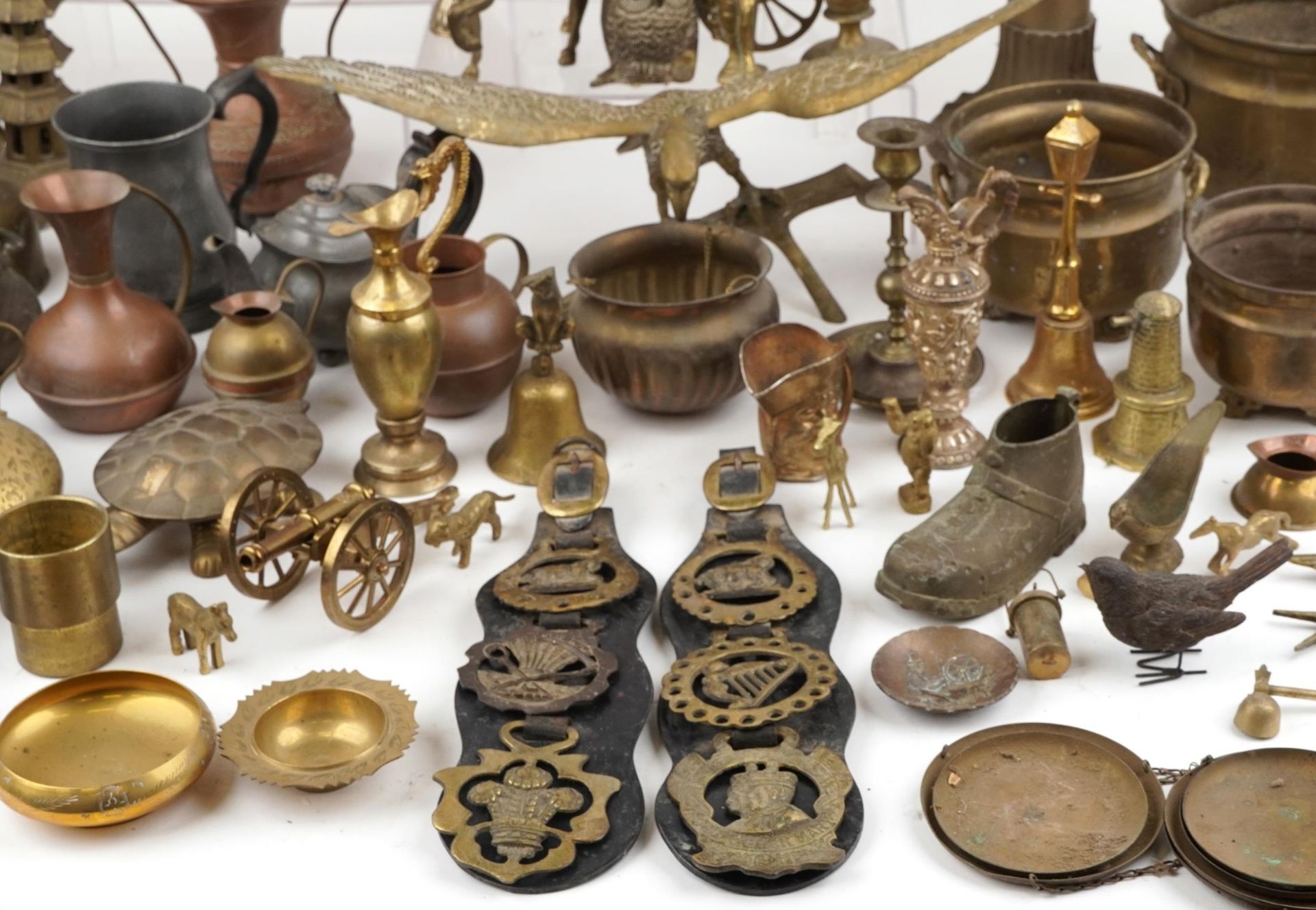 Copper, brass and metalware including a Chinese pagoda, horse drawn Gypsy wagon, teapots and various - Bild 5 aus 6