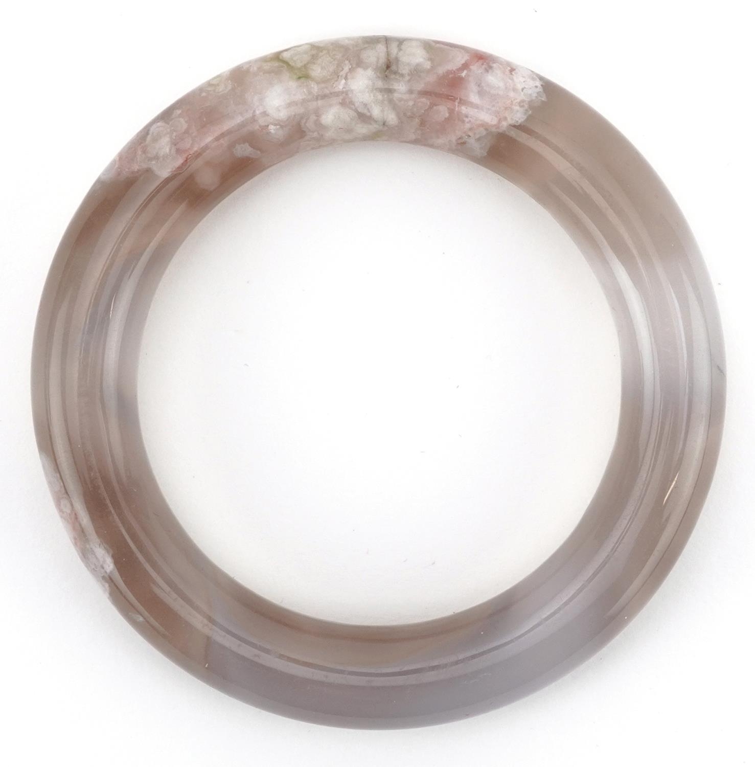 Chinese agate bangle, 8cm in diameter, 66.2g - Image 3 of 4