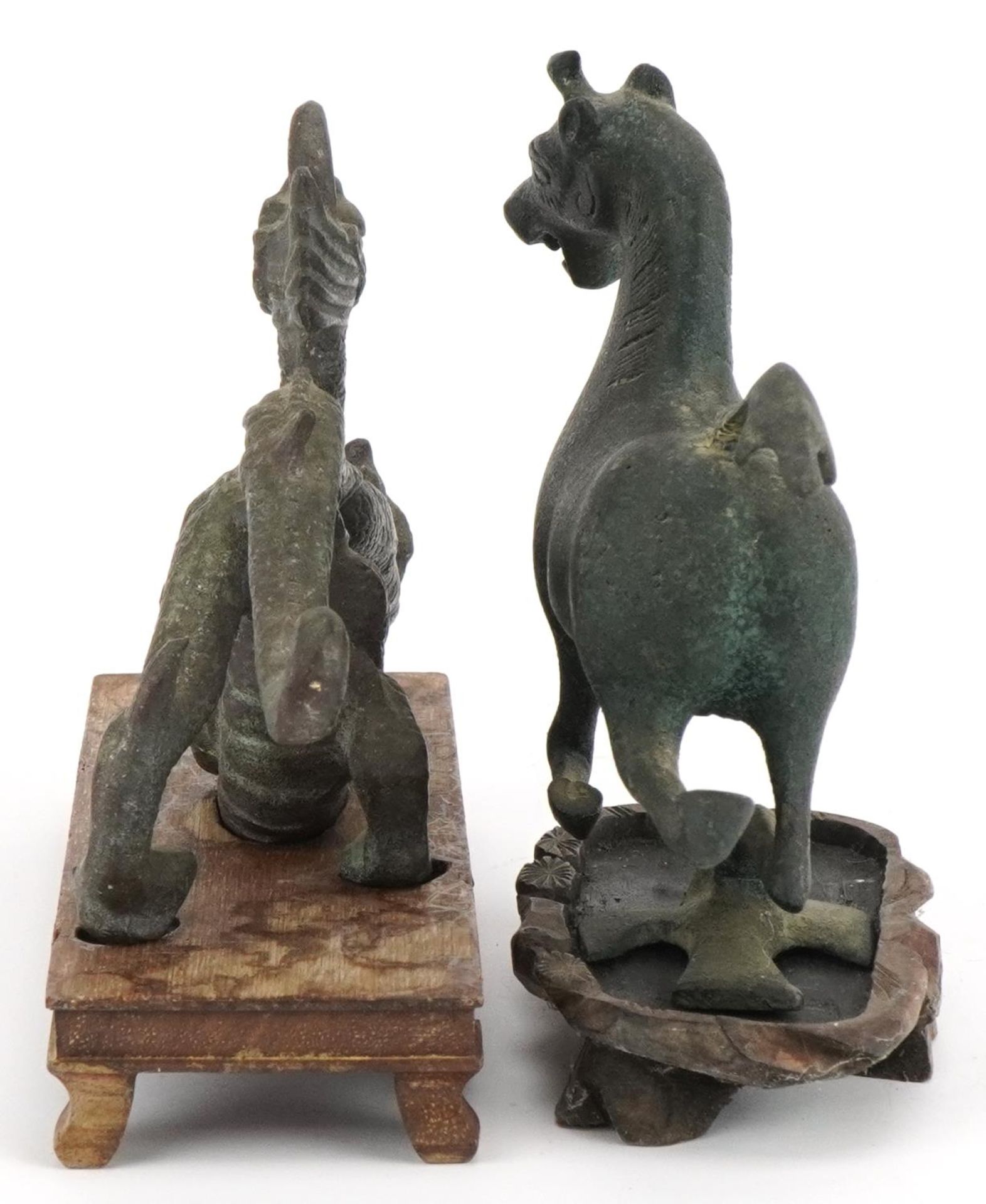 Two Chinese archaic style verdigris cast metal animals including a dragon, each raised on hardwood - Bild 3 aus 7