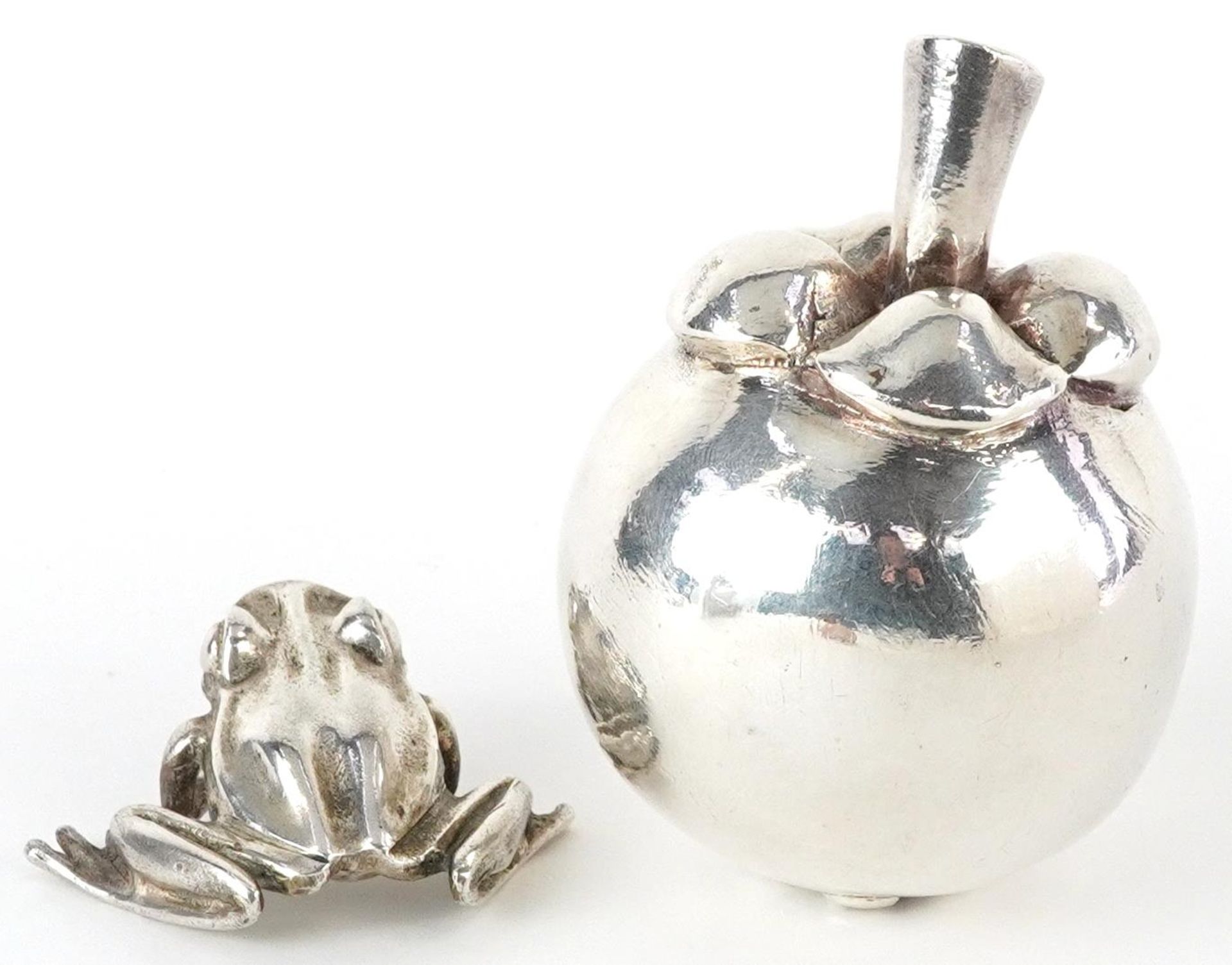 Silver model of a seated frog and a silver filled model of a pome fruit, the largest 7.5cm high, - Bild 2 aus 5