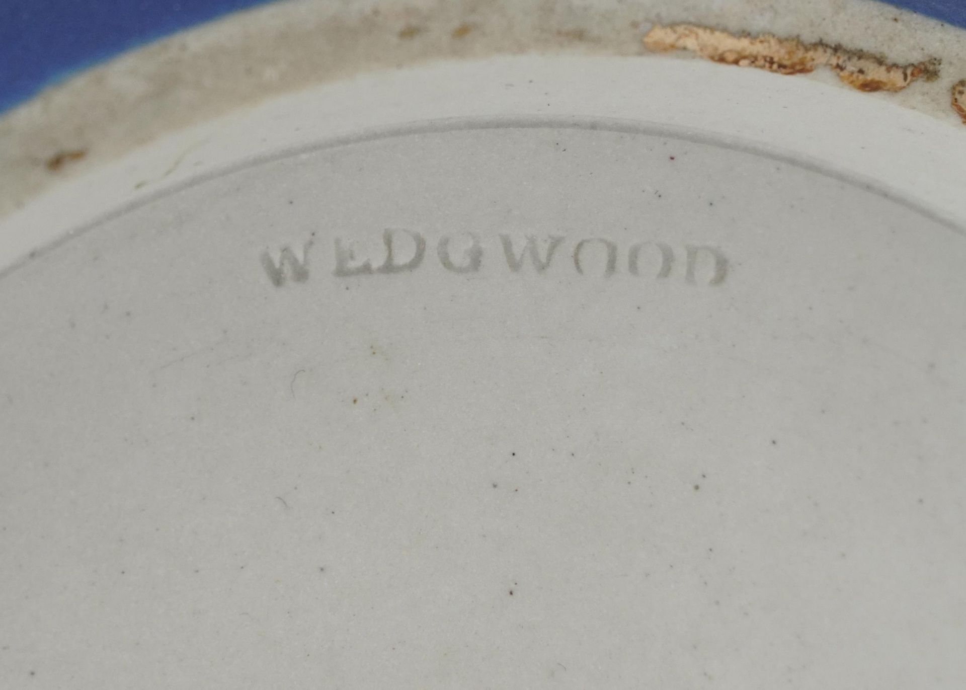 Wedgwood Jasperware biscuit barrel and cover with silver plated mounts, 16cm high including the - Image 5 of 5