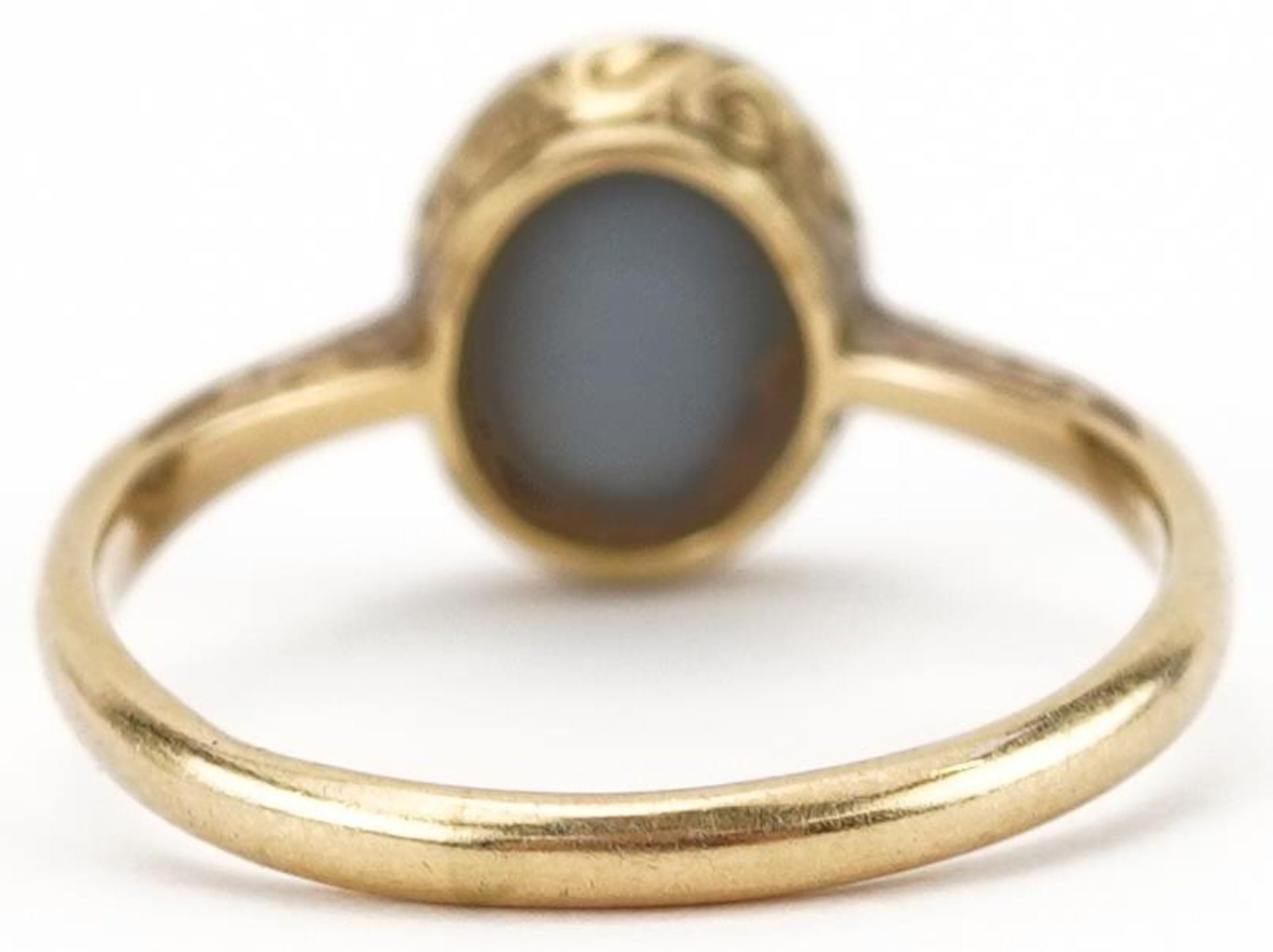 18ct gold opal ring with engraved setting, the opal approximately 9.60mm x 7.70mm x 3.0mm deep, size - Bild 2 aus 5