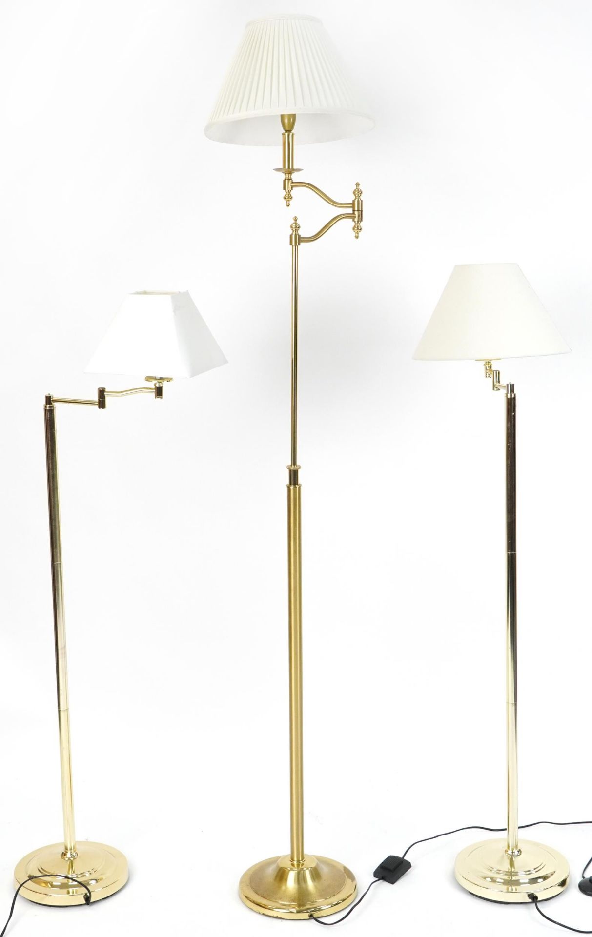 Three contemporary adjustable brass standard lamps with cream shades including a pleated example - Bild 2 aus 2