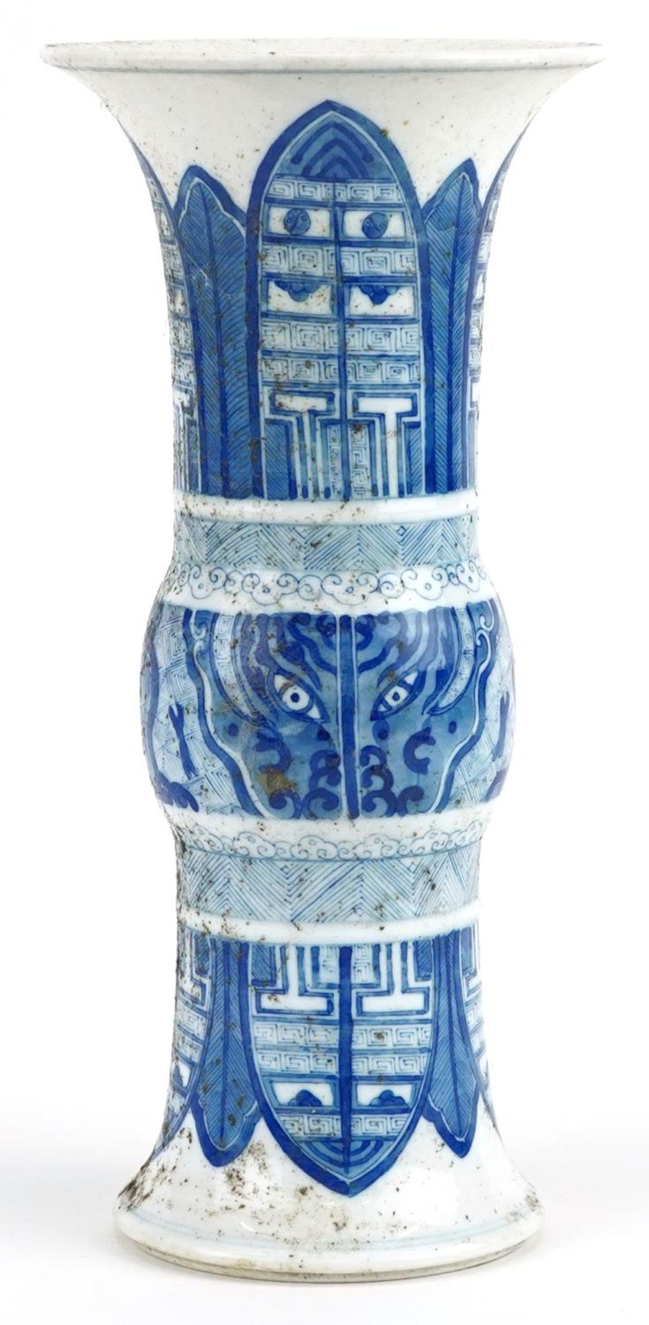 Chinese blue and white porcelain Gu beaker vase hand painted with stylised leaves, six figure - Bild 3 aus 6