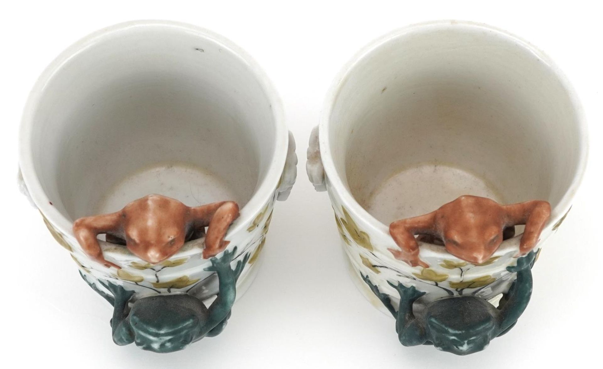 Pair of 19th century continental porcelain comical cache pots in the form of buckets mounted with - Bild 2 aus 4