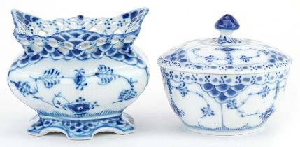 Royal Copenhagen, Danish blue and white Musselmalet porcelain including a pot and cover numbered 459