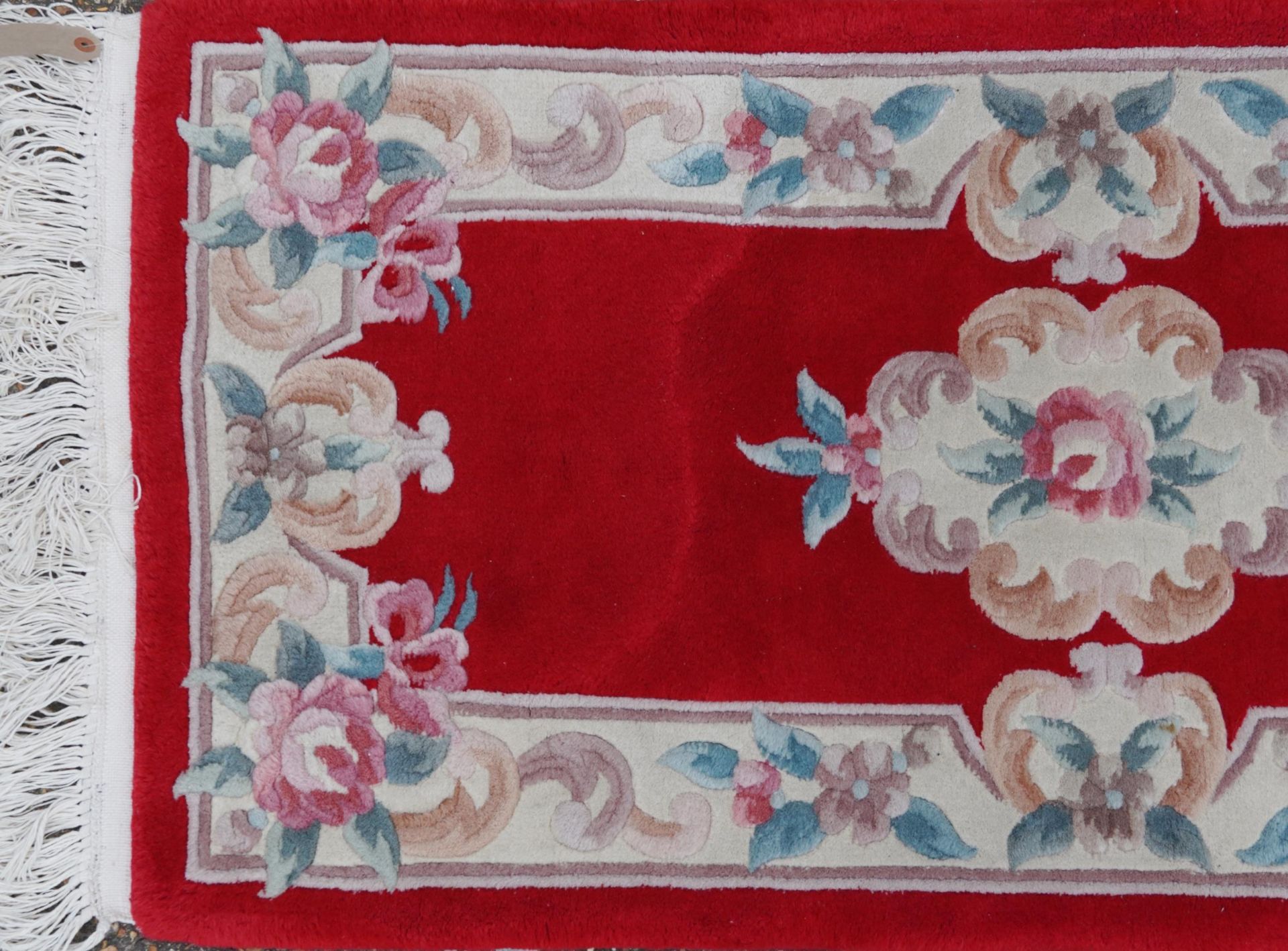 Three Chinese red ground floral rugs including a runner, the largest 255cm x 70cm - Bild 3 aus 13