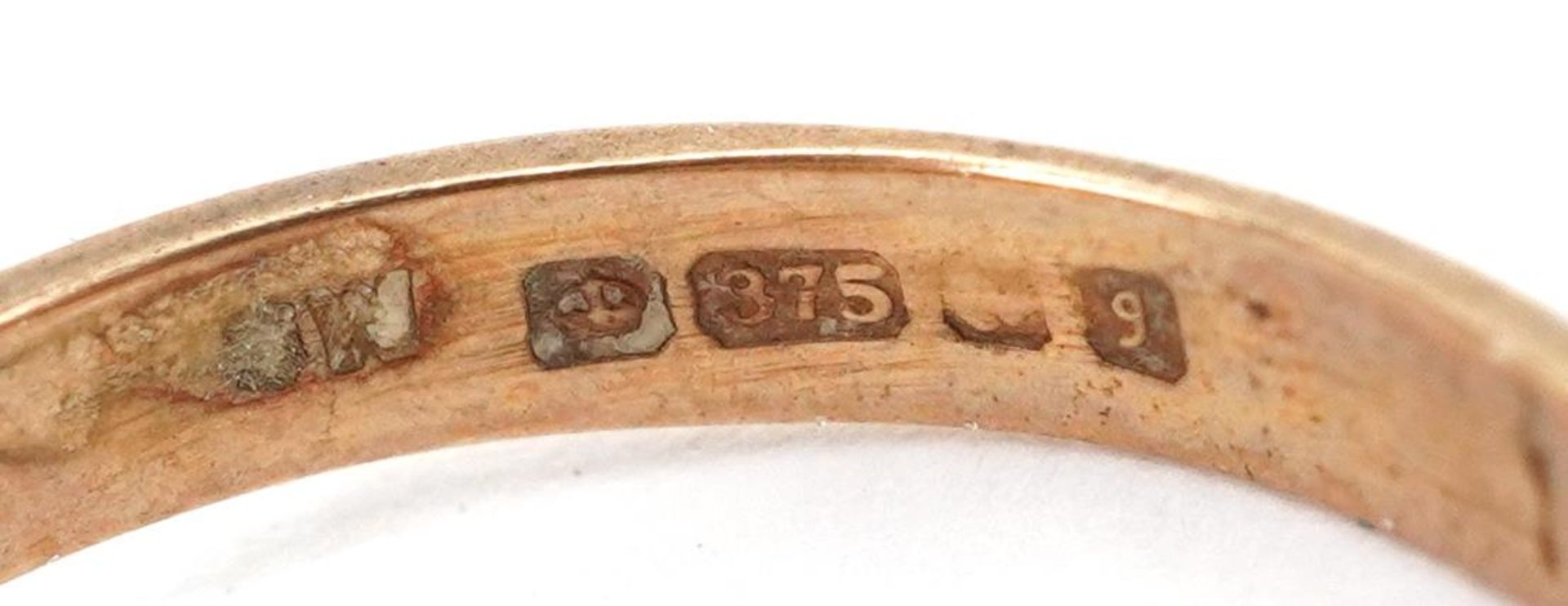 Three 9ct gold rings comprising two signet rings and a St George ring, the largest size J, total 2. - Bild 4 aus 6