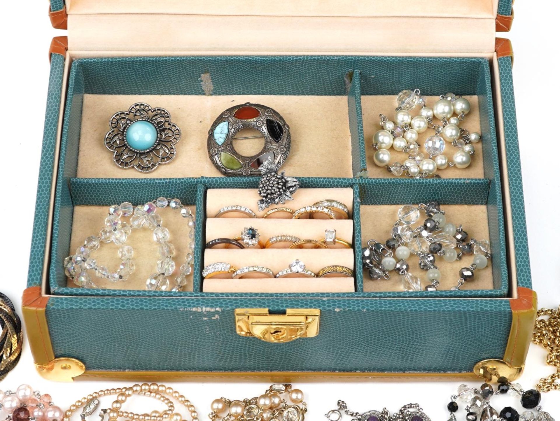 Vintage and later costume jewellery including brooches, enamelled badges, gold plated necklaces, - Bild 2 aus 5