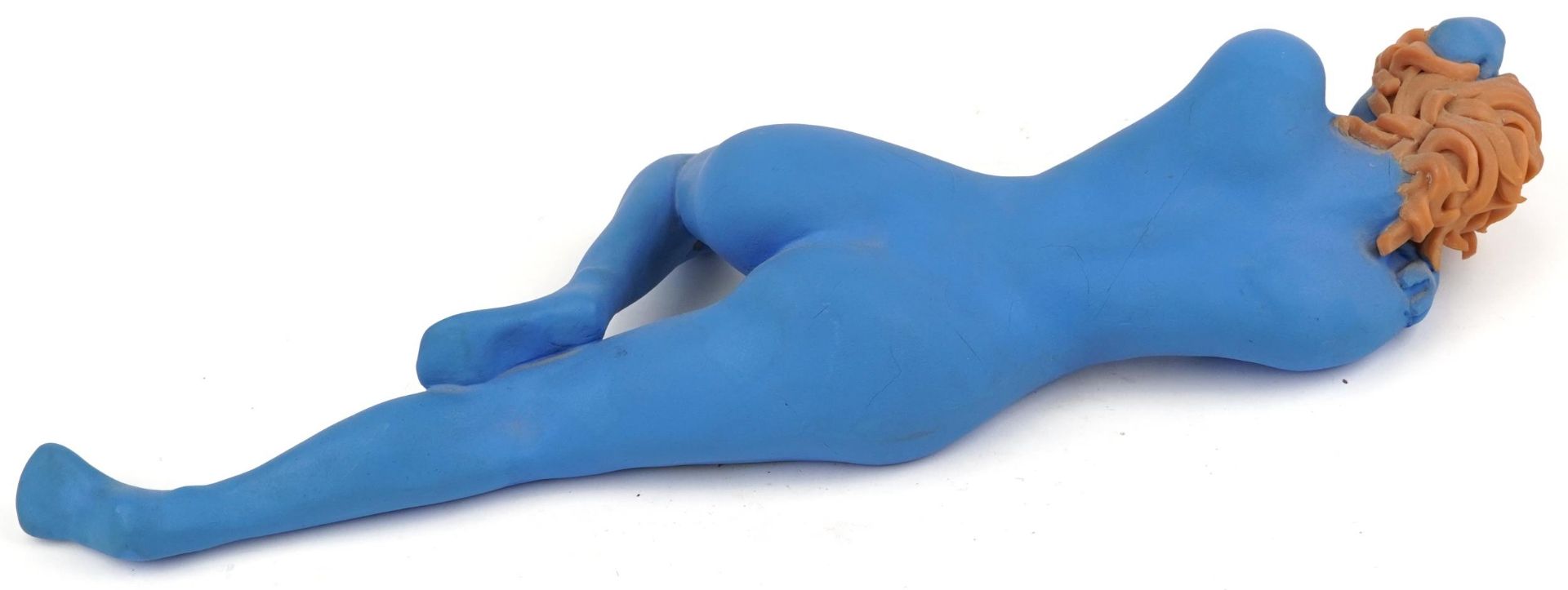 Neil Wilkinson, contemporary Brutalist blue painted sculpture of a reclining nude female, 55cm in - Bild 2 aus 3