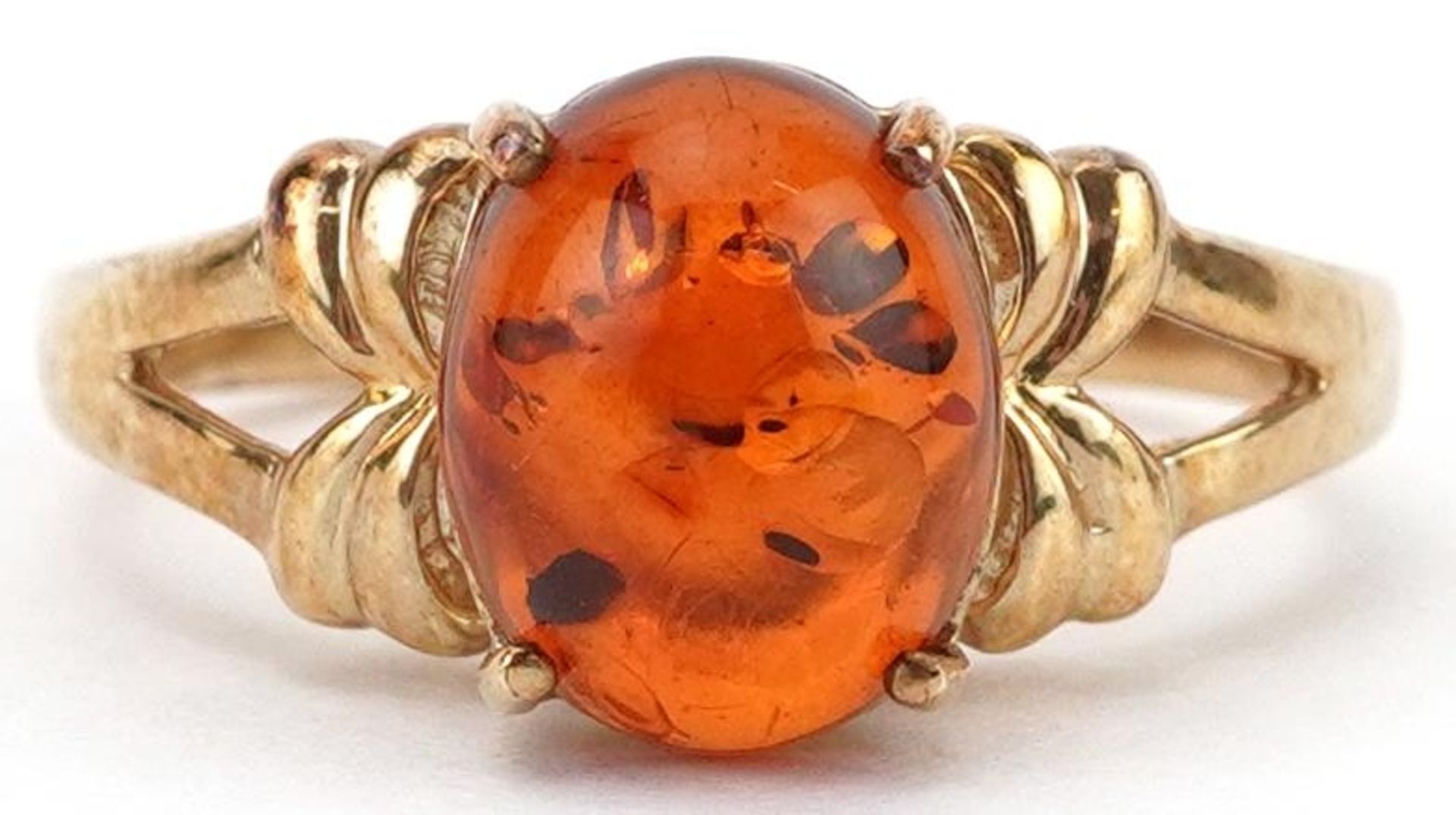 9ct gold cabochon natural amber ring with split bow design shoulders, size N, 3.3g