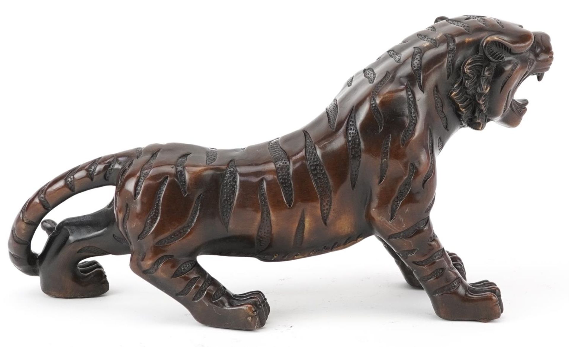 Japanese patinated bronze okimono of a tiger, 35cm in length - Bild 4 aus 7