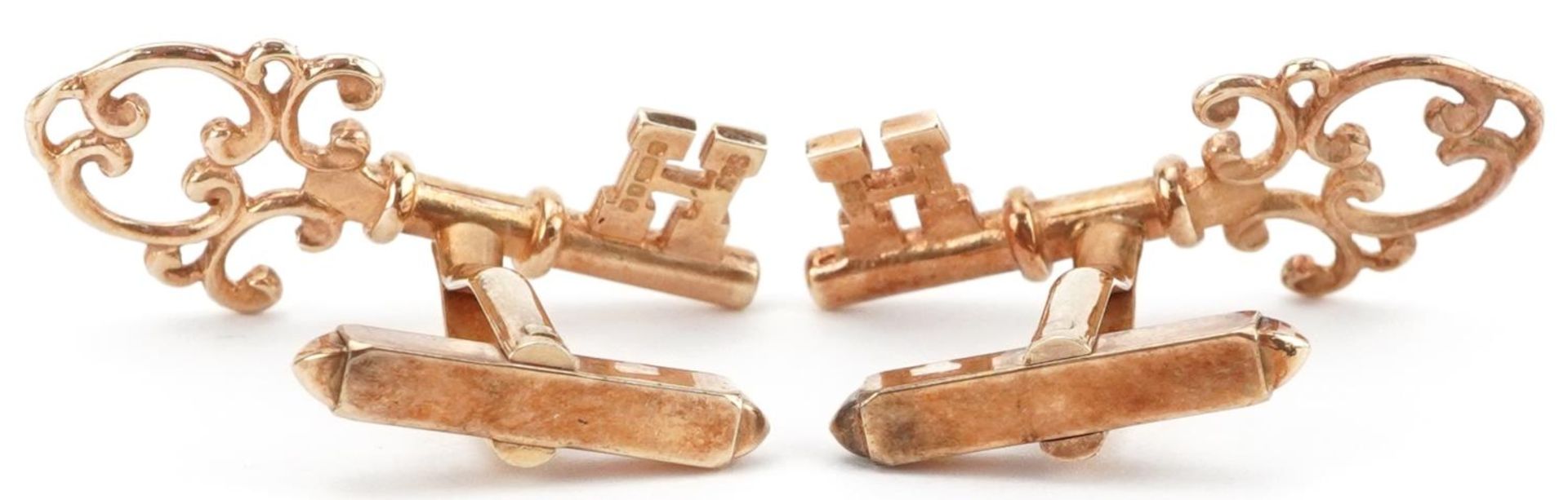 Pair of 9ct gold cufflinks in the form of keys, each 3cm in length, total 7.2g - Bild 2 aus 3