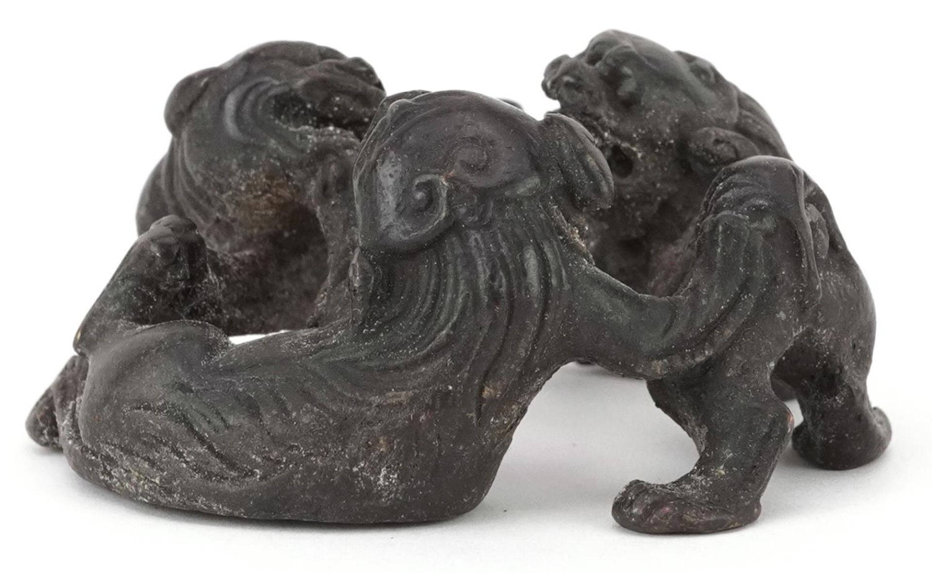 Chinese patinated bronze of three mythical animals, 6cm in diameter - Bild 2 aus 6