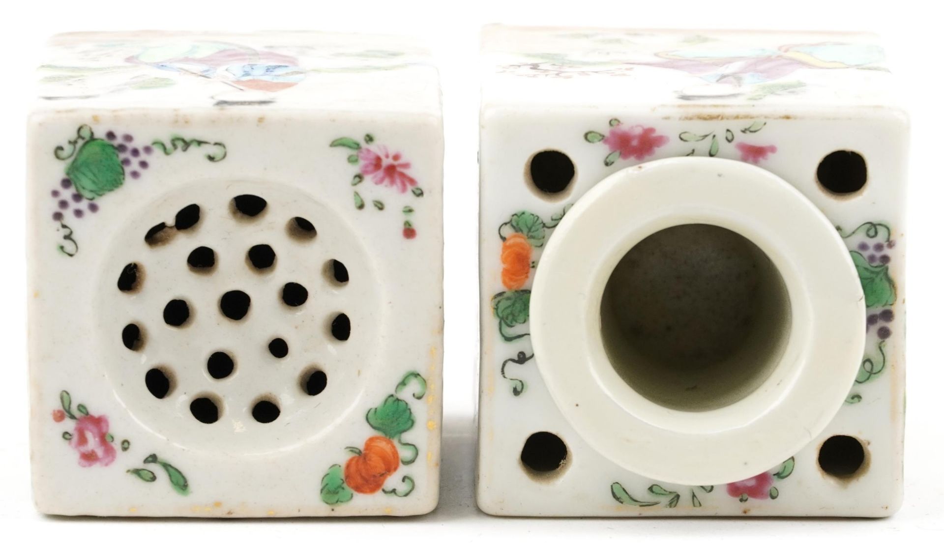 Pair of Chinese square section porcelain desk items hand painted in the famille rose palette with - Bild 5 aus 6