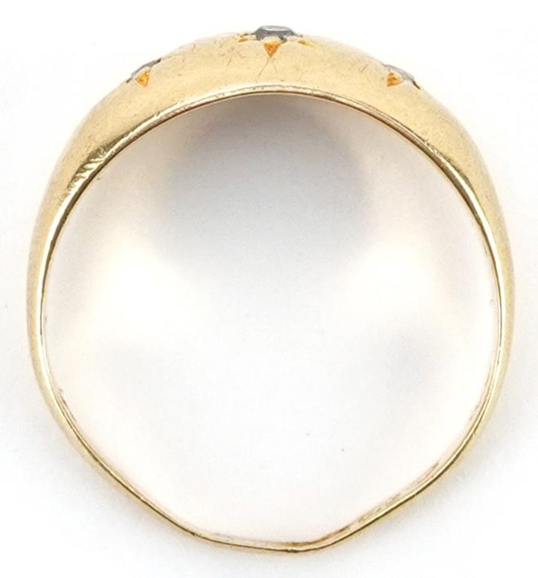 18ct gold diamond three stone Gypsy ring, the largest diamond approximately 2.0mm in diameter, - Bild 3 aus 5