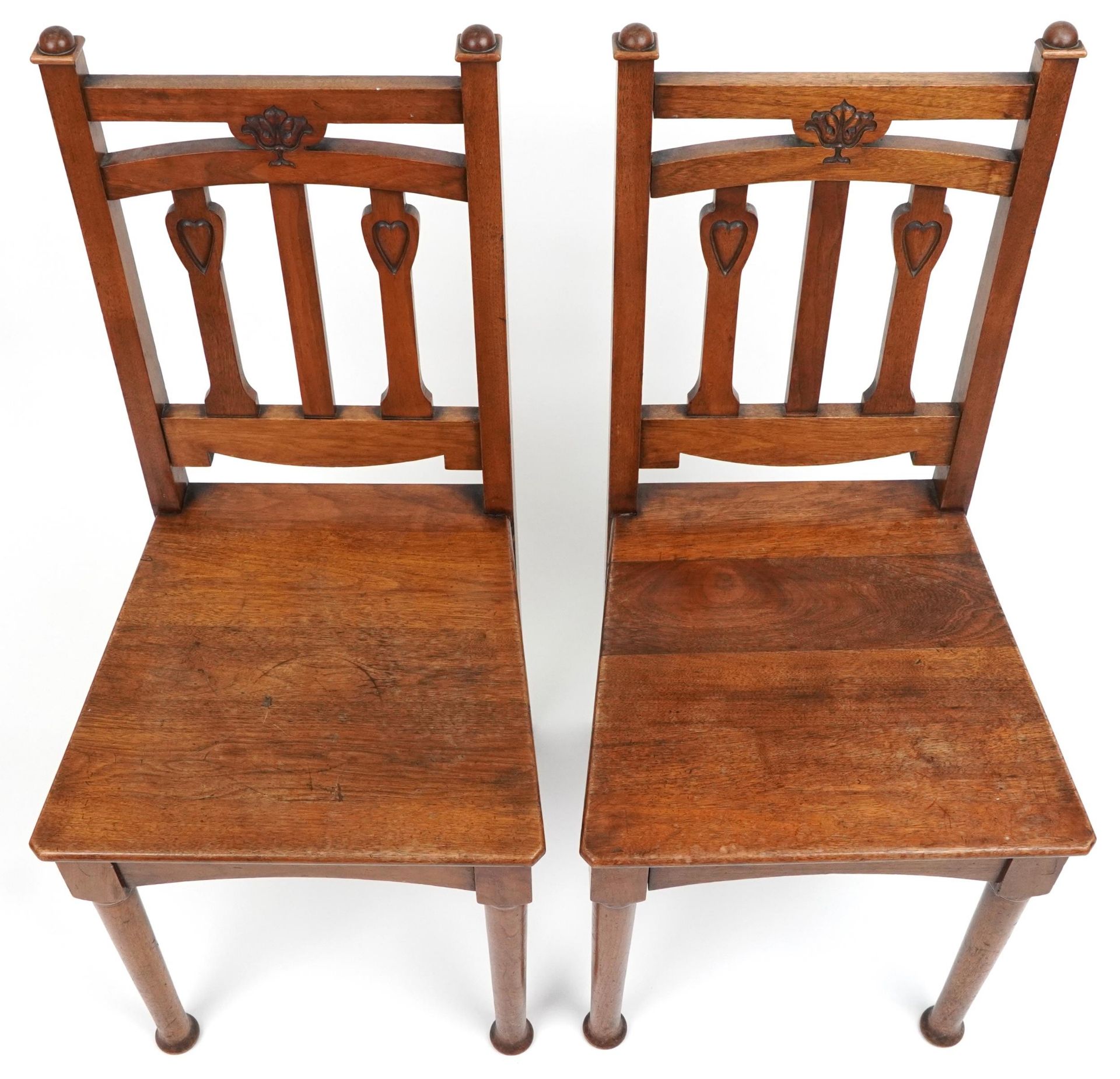 Pair of Arts & Crafts oak side chairs carved with hearts, 96cm high - Bild 3 aus 4